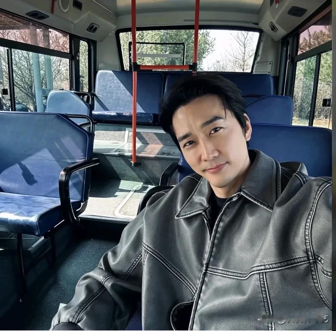 25日，演员宋承宪在自己的Instagram上上传了照片。公开的照片中，宋承宪身