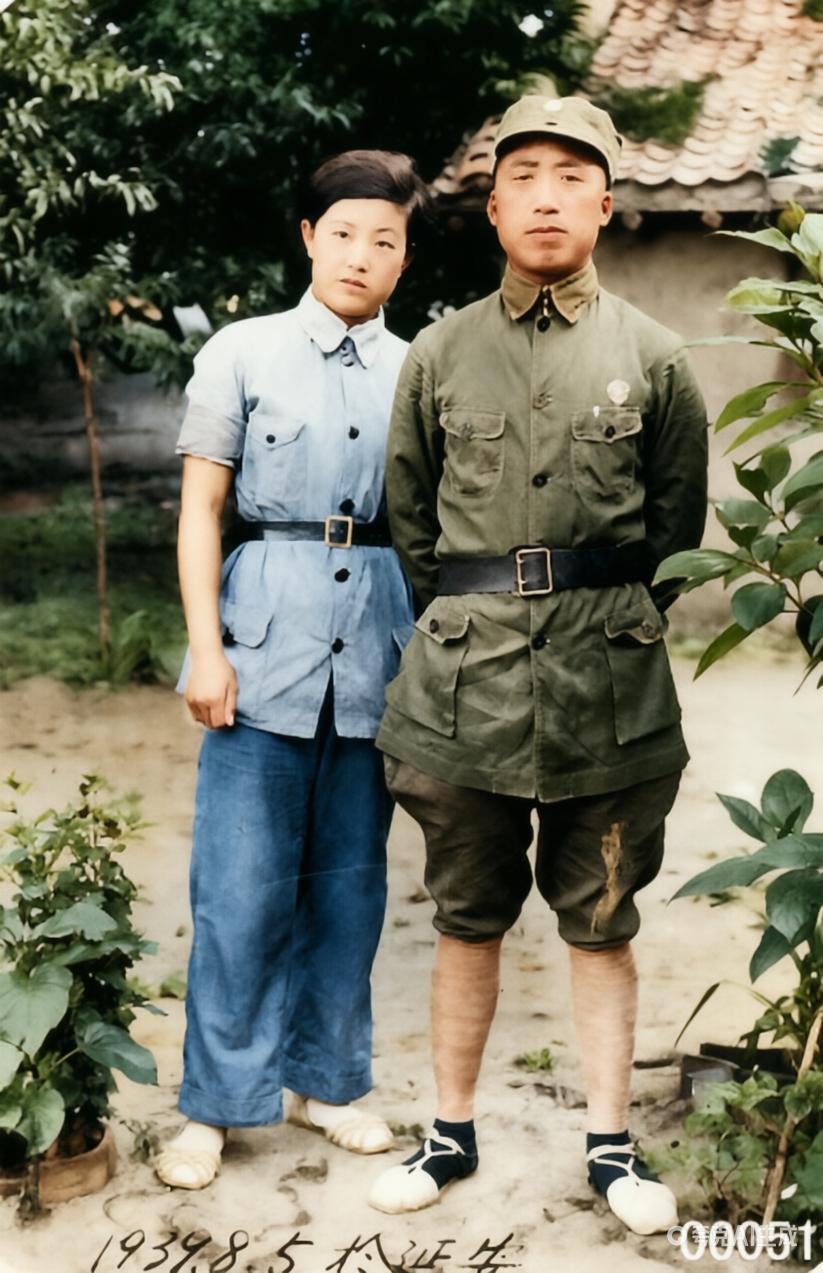 历史大家说 滕代远和妻子林一的合影，林一是当年延安有名的“美女干部”，端庄又大气