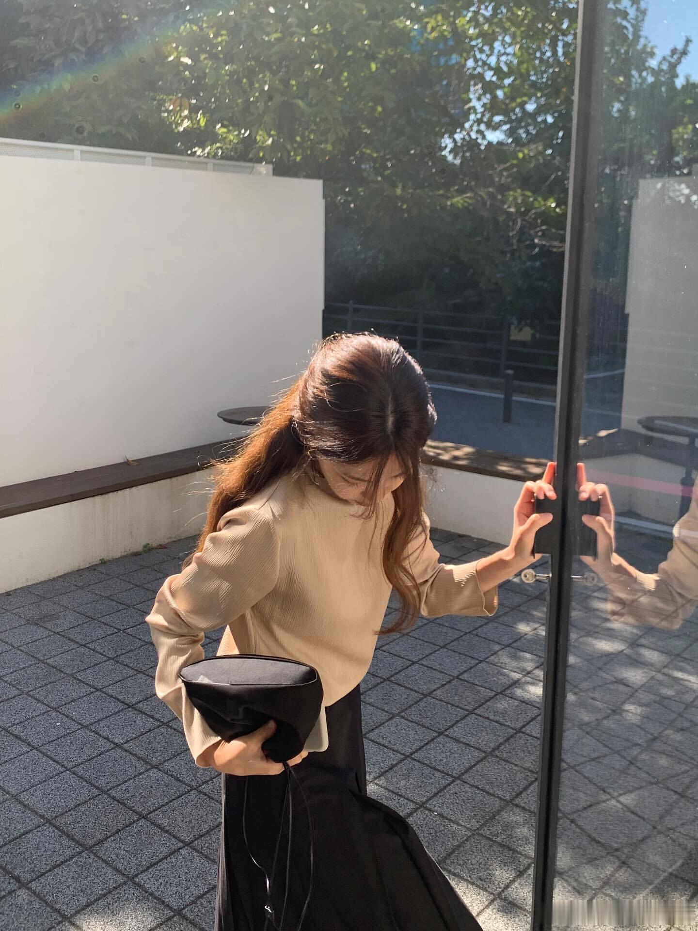 时尚[超话] 分享秋日穿搭秋天的风轻轻吹的发丝好温柔阳光洒在身上也是暖暖软软的是