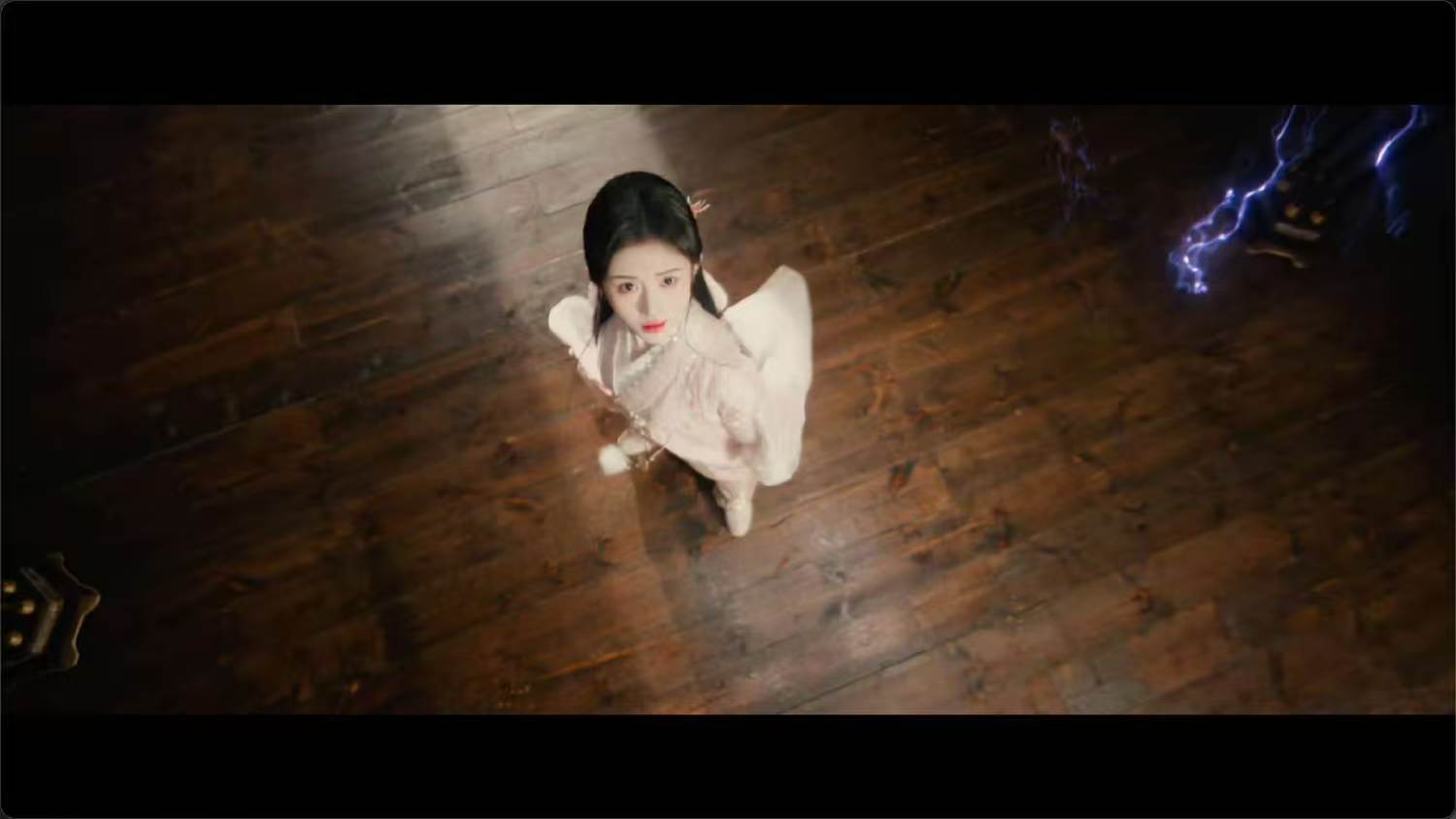 老师我们家鞠婧祎能当童模吗鞠婧祎俯拍视角好萌 哈哈哈哈哈这个镜头也太萌了~ 鞠婧