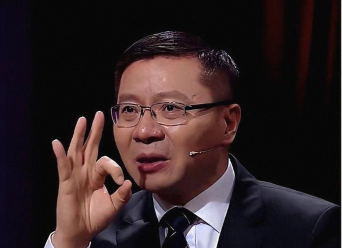 如何用一句话评价张维为夸夸其谈，自以为是；言过其实，盲目乐观，没有忧患意识，容易