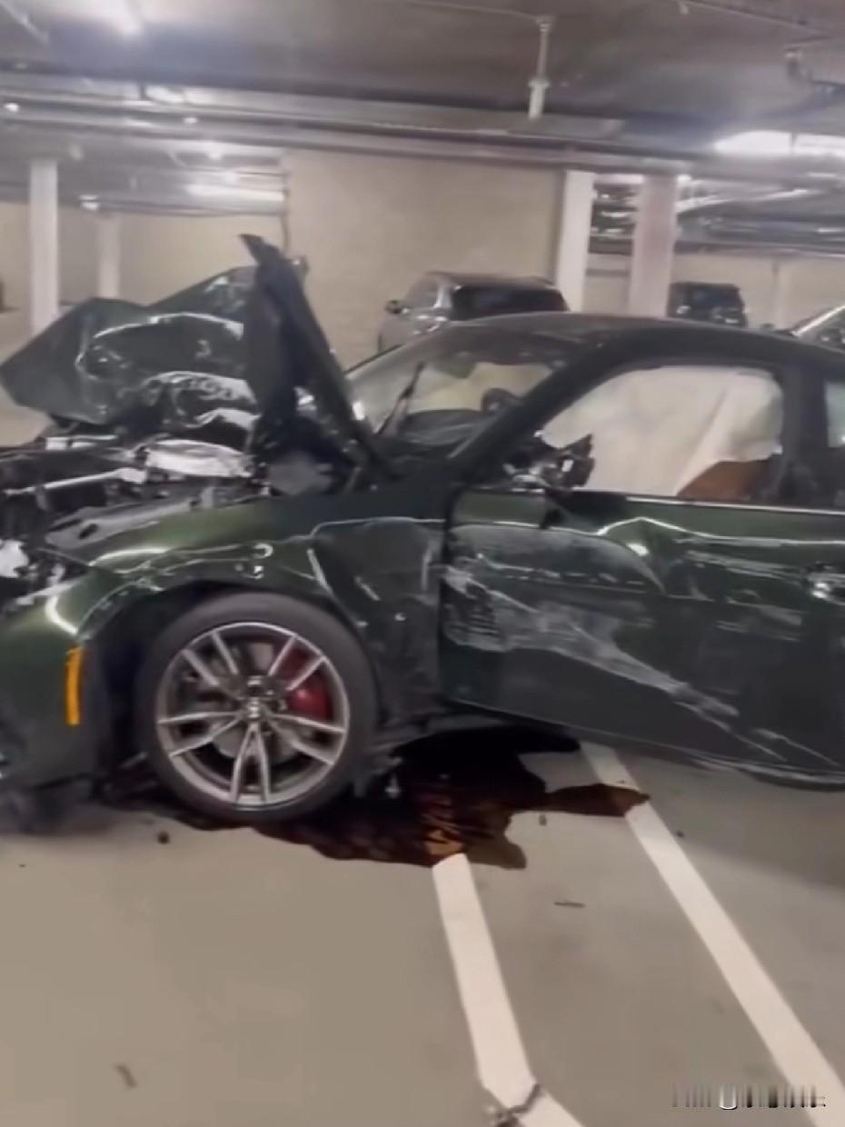 炸锅了！这啥车撞成这样，机器都撞烂了，估计人也凶多吉少，地上全是血。
在地下车库
