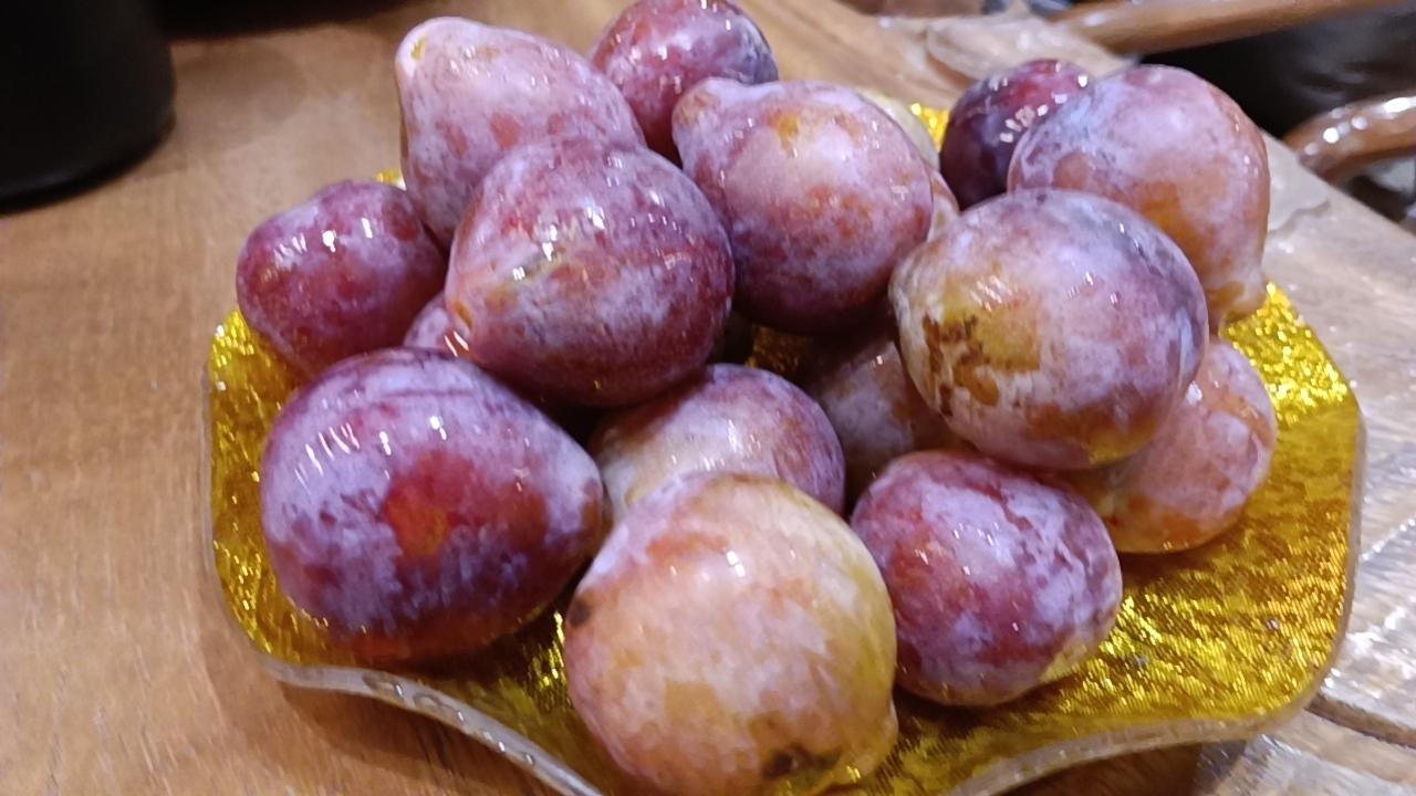 一盘子闪亮的冻西梅真诱人