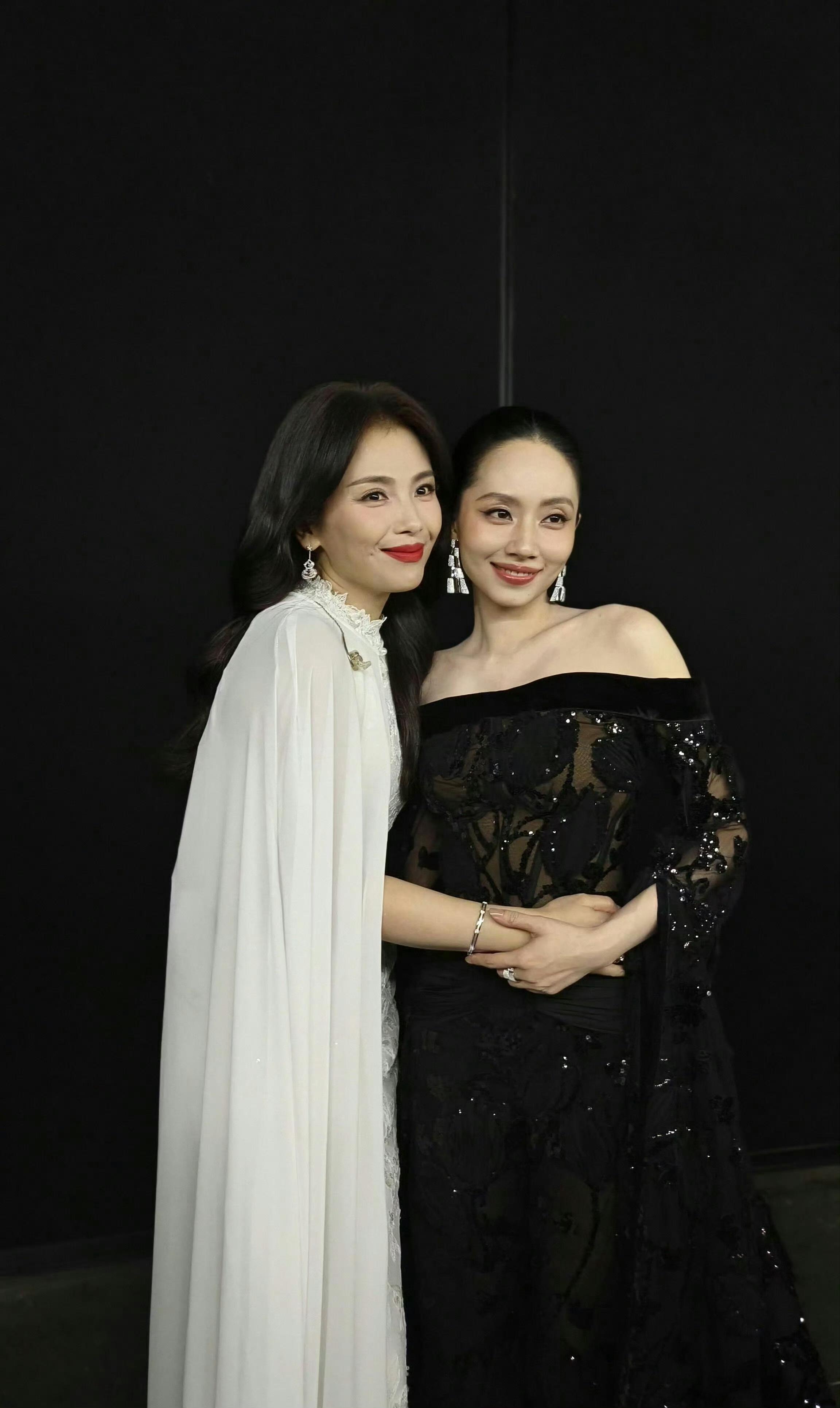 自从刘涛直播说过“下海”以后，网友真就当真了已经嗑的不知天地为何物了～像在红毯上
