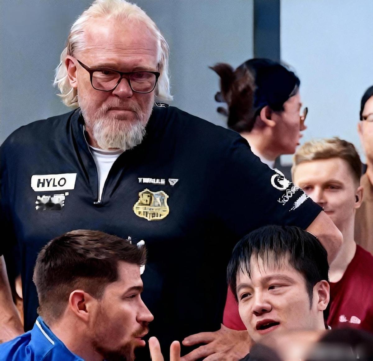 樊振东一拍球，德国小城游客暴涨40%。
他加盟俱乐部后，中国赞助商连夜敲定合同。