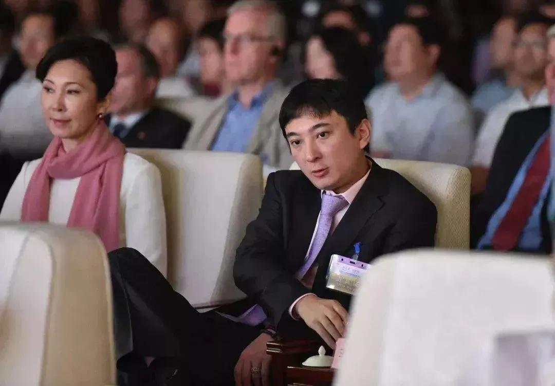 王思聪昔日罕见陪亲妈林宁出席活动！母子俩同框亮相，妈妈高雅贵气好有大家闺秀风范，