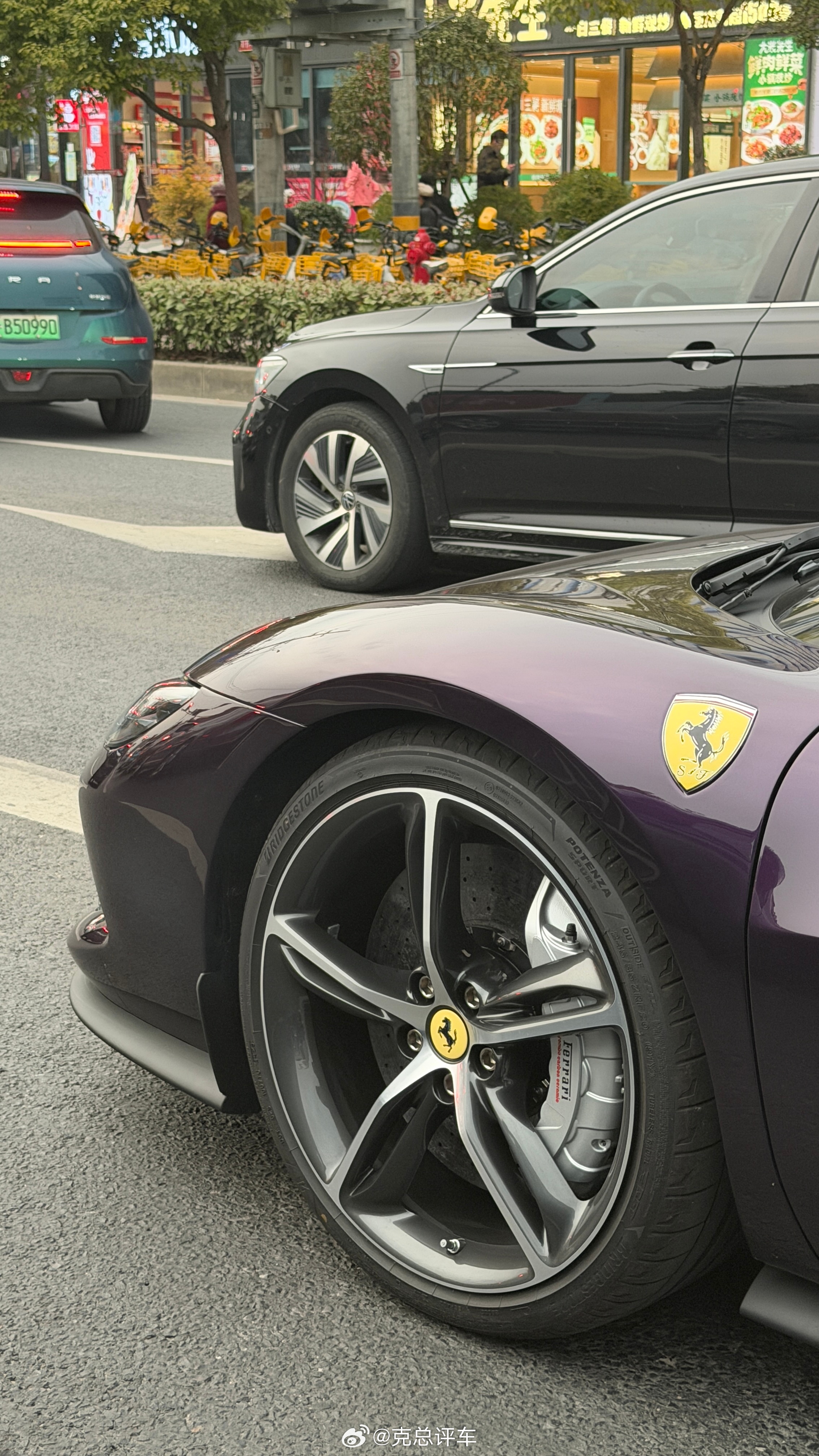 年轻真好！戴着帽子开敞篷！骚气又拉风…克总随感法拉利