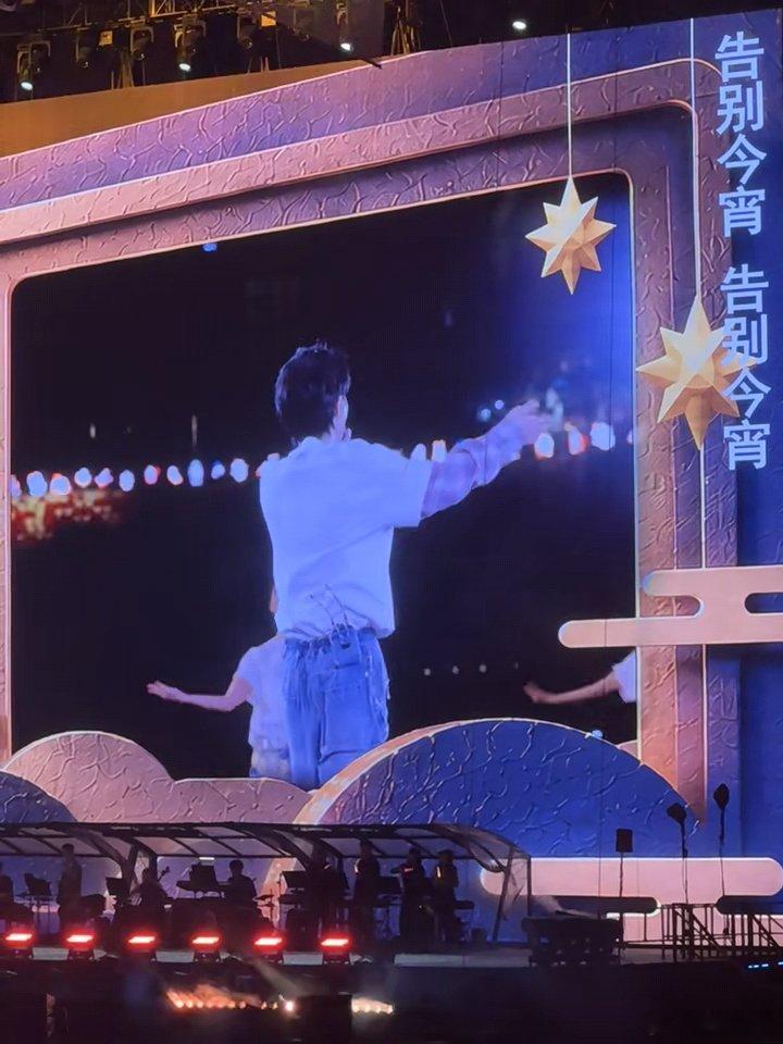 周深鸟巢最后一首是难忘今宵周深把演唱会唱成春晚了救命，美好得想要哭，明年春来再相