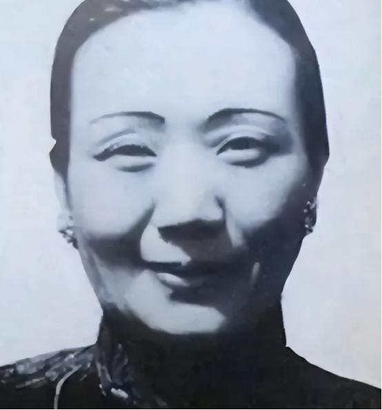 1879年，浙江巡抚谭钟麟喝多了，看府上丫鬟李氏身材婀娜，一时兴起抱回房，事后竟