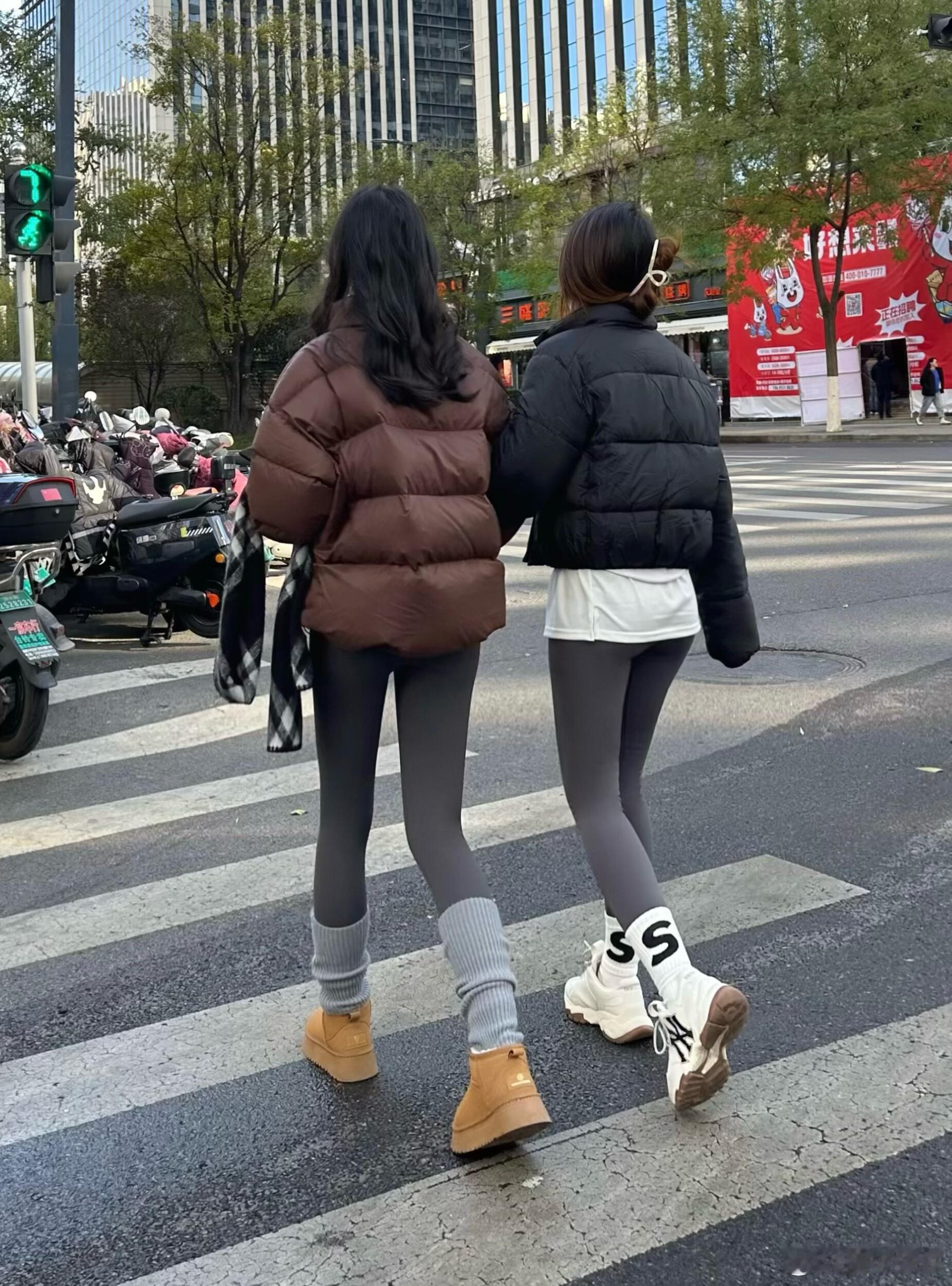 感觉现在鲨鱼裤外穿女生越来越多了我勒个豆显瘦还很日常！妈呀有人懂根本移不开眼的程