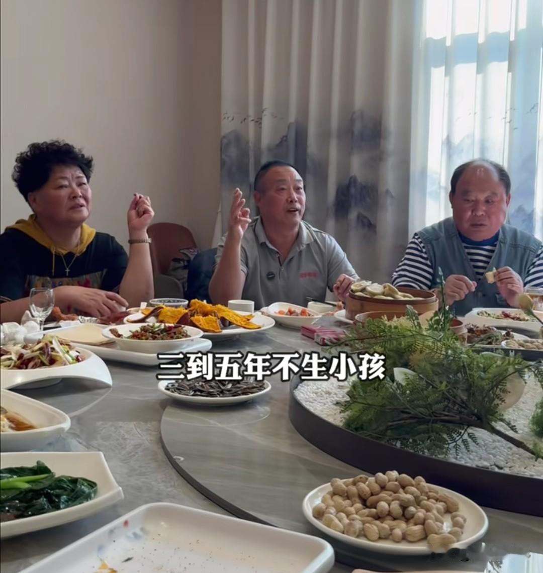 陆游的亲戚请凯伦家人到民族饭店去吃饭。在吃饭的过程中，陆游给凯伦夹菜，但是凯伦还