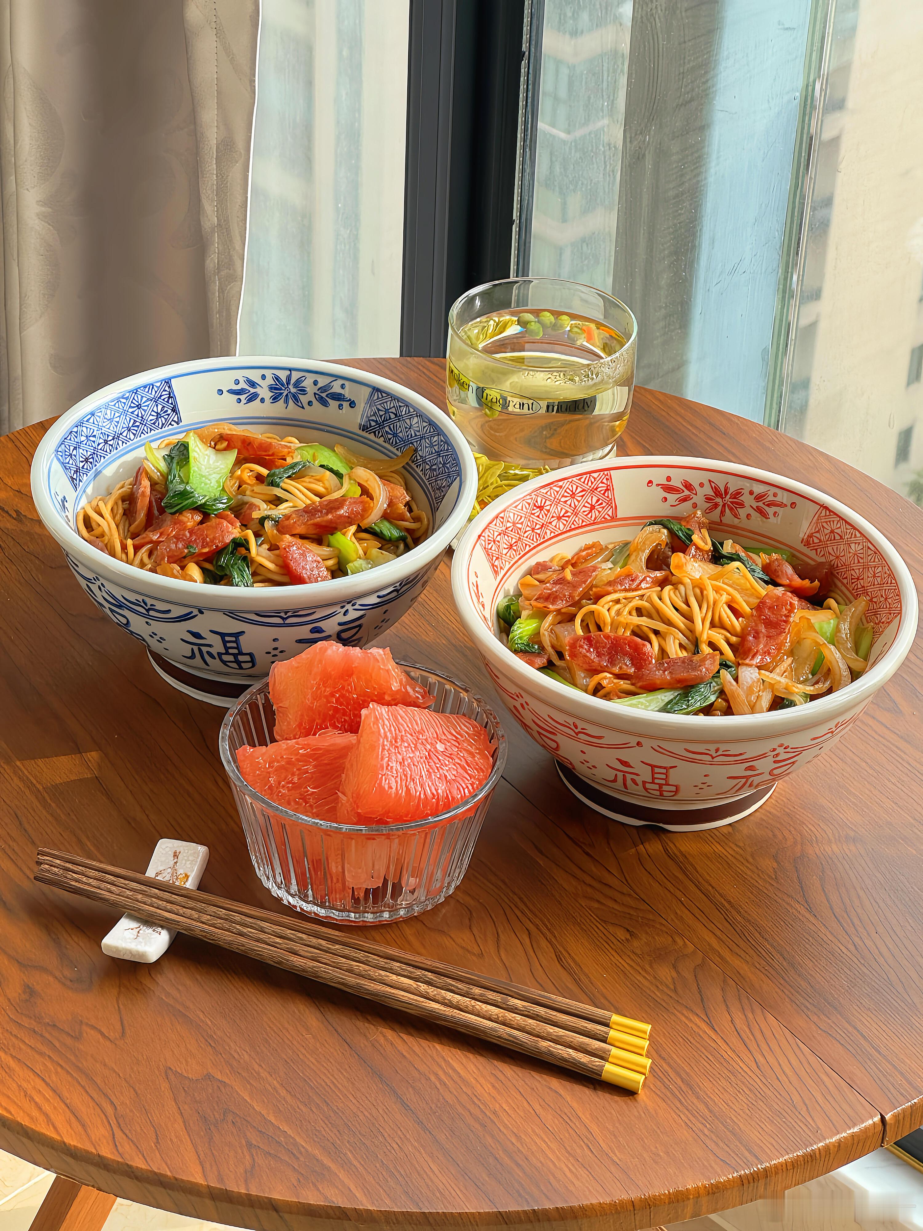 不想点外卖的时候，不妨试试这道家常腊肠炒面🍝，满满的锅气，面条爽滑入味，配菜丰