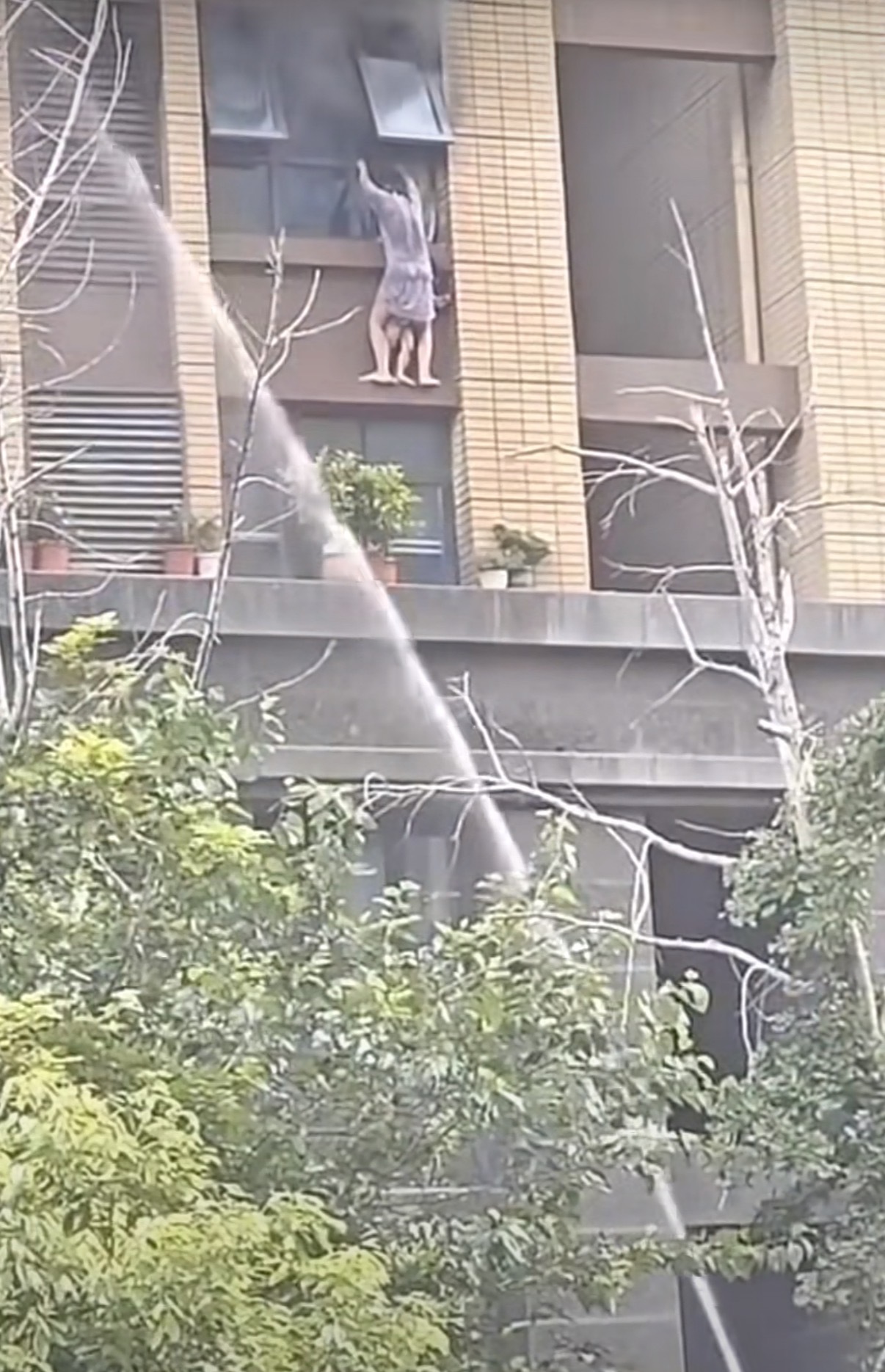 连云港母女 蒸汽烫人 看的太揪心了，当时就没有别的救人手段了吗？遇到火灾优先退回