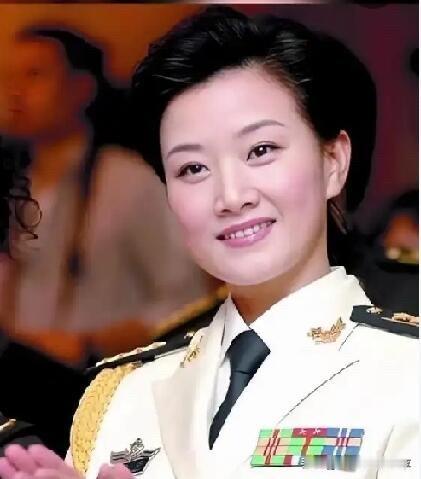 她好美啊，高贵典雅，美到发光，精致立体的五官让她从年轻美到现在，被称为有史以来最