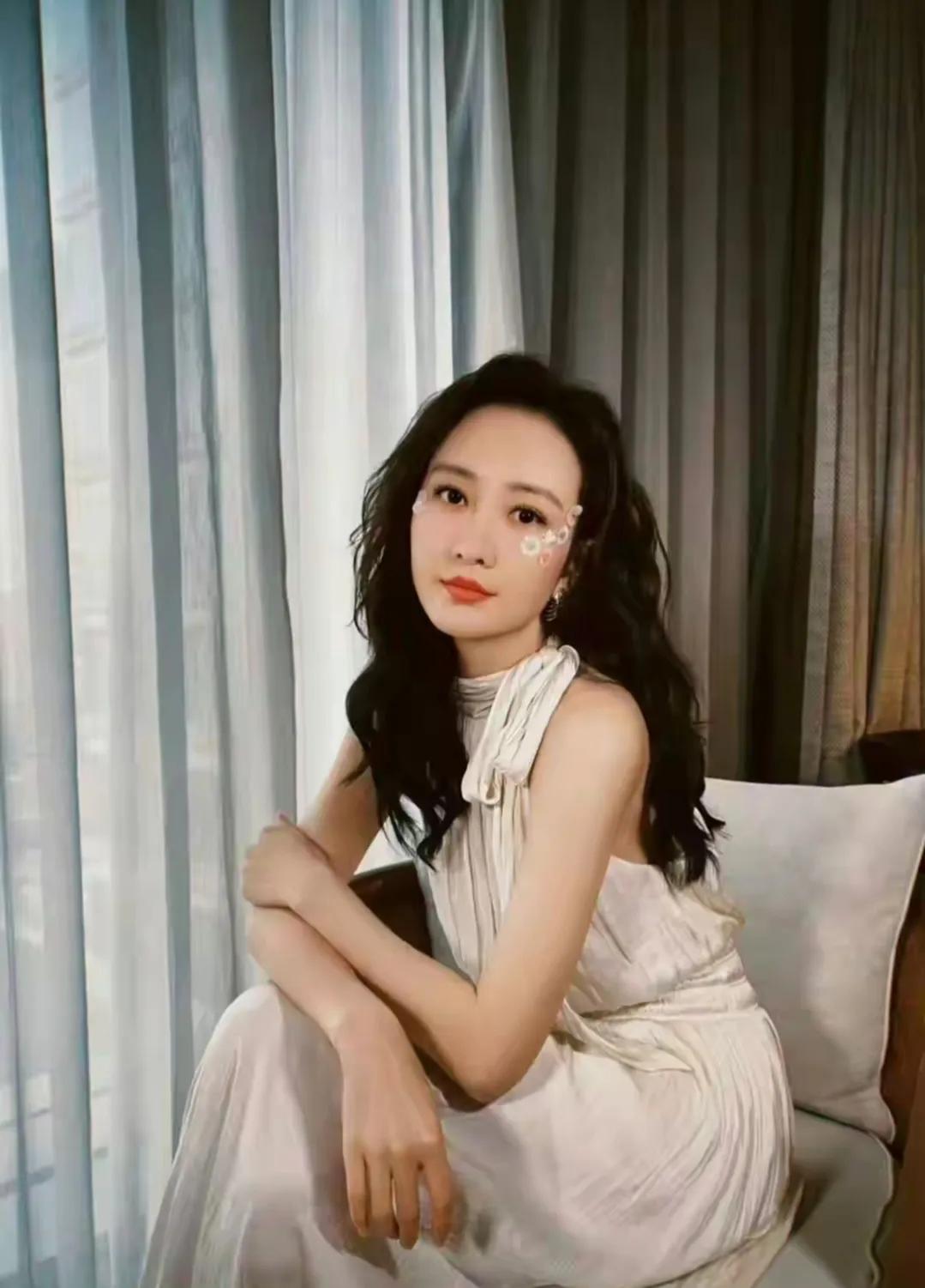 王鸥一袭米白挂脖长裙，把慵懒松弛美学拿捏到位✨
细腻垂坠褶皱勾勒温柔曼妙线条，领