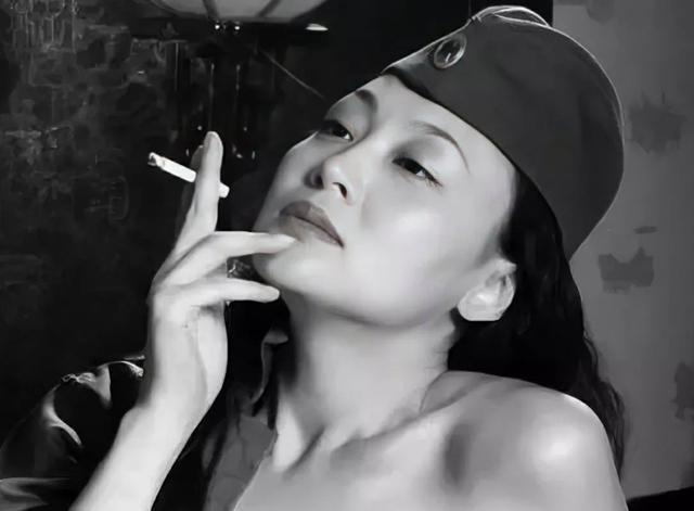 1956年，毛人凤卧病在床，妻子向影心端着一碗药走到床前，对毛人凤说：“喝了这碗