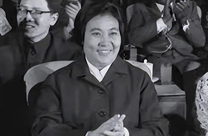 她是中国最传奇女工：从副总理回归车间，一生清贫，87岁深圳离世
1977年9月，