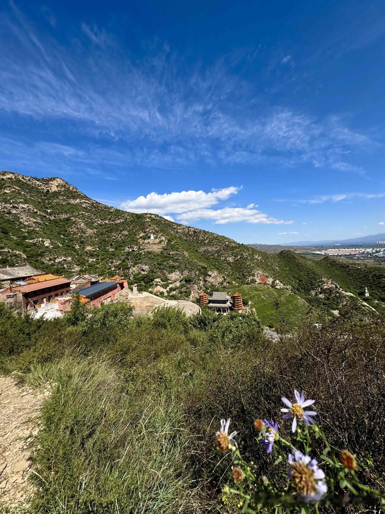 喜欢爬个小山、看个市景，今天去的大同这个地方，绝对是首选。

西严寺，大同市区西