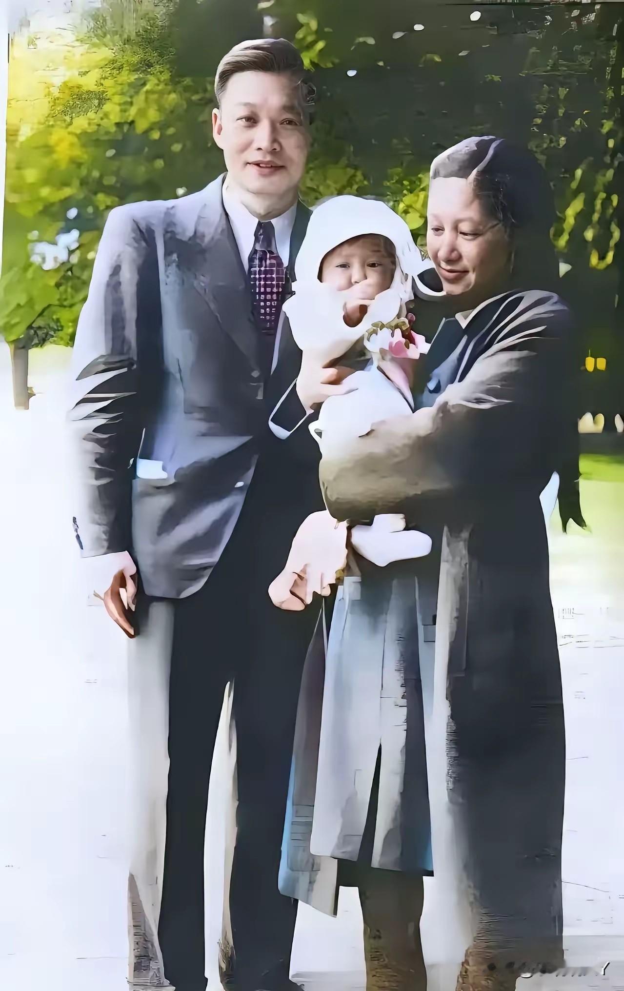 1948年，巴黎，钱三强一家人的珍贵合影。