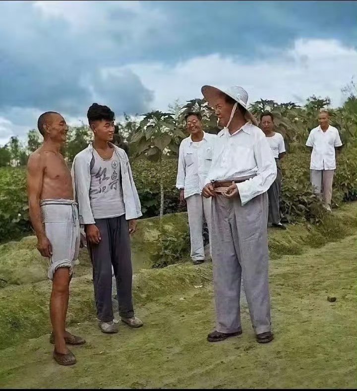 头戴草帽衣着如农民大爷，他是我们的开国领袖！他是中国历史上最伟大的人！ 
