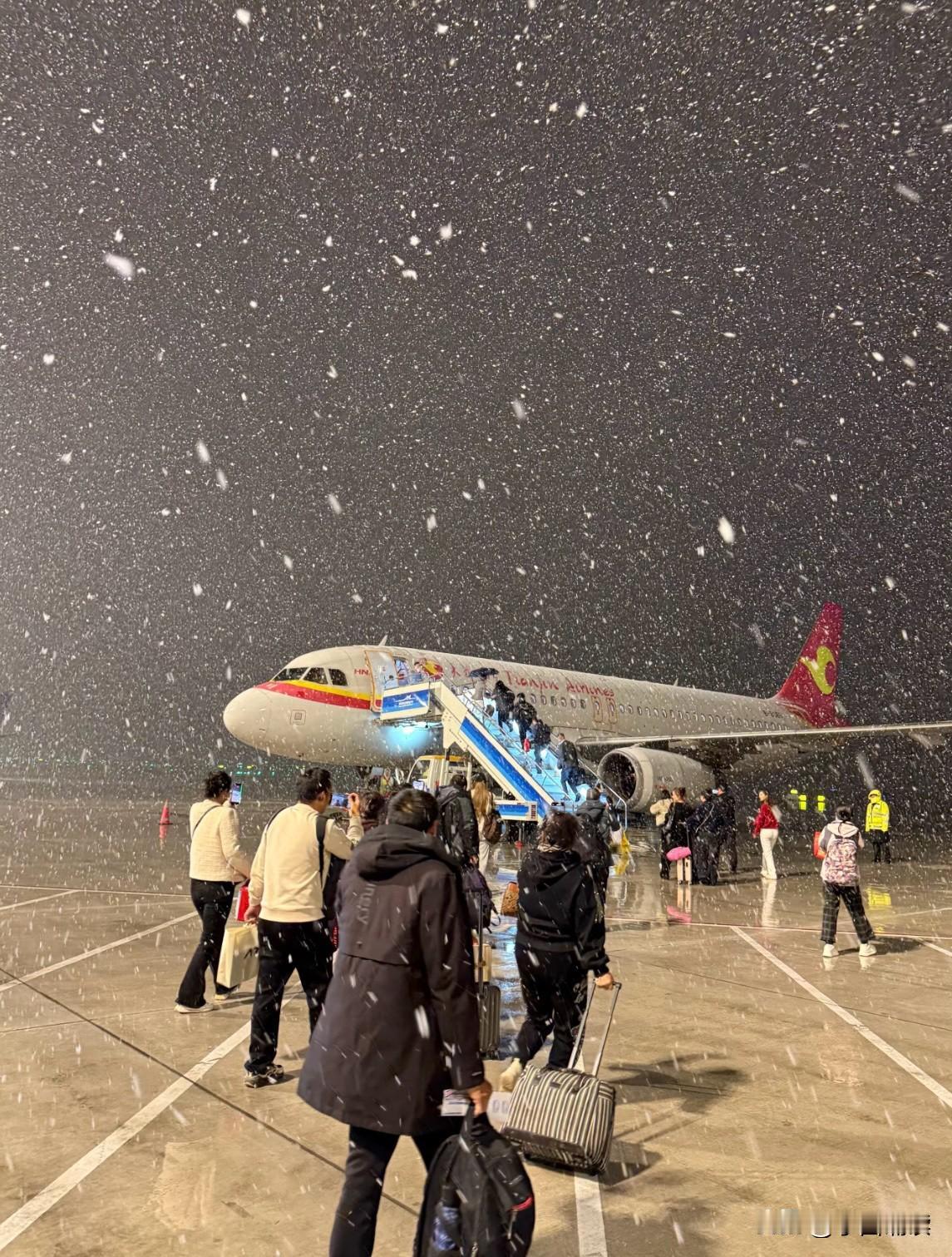哈哈，听说新疆都下雪了，这天山的雪下的真美啊，我光着膀子在深圳欣赏，也不免瑟瑟发