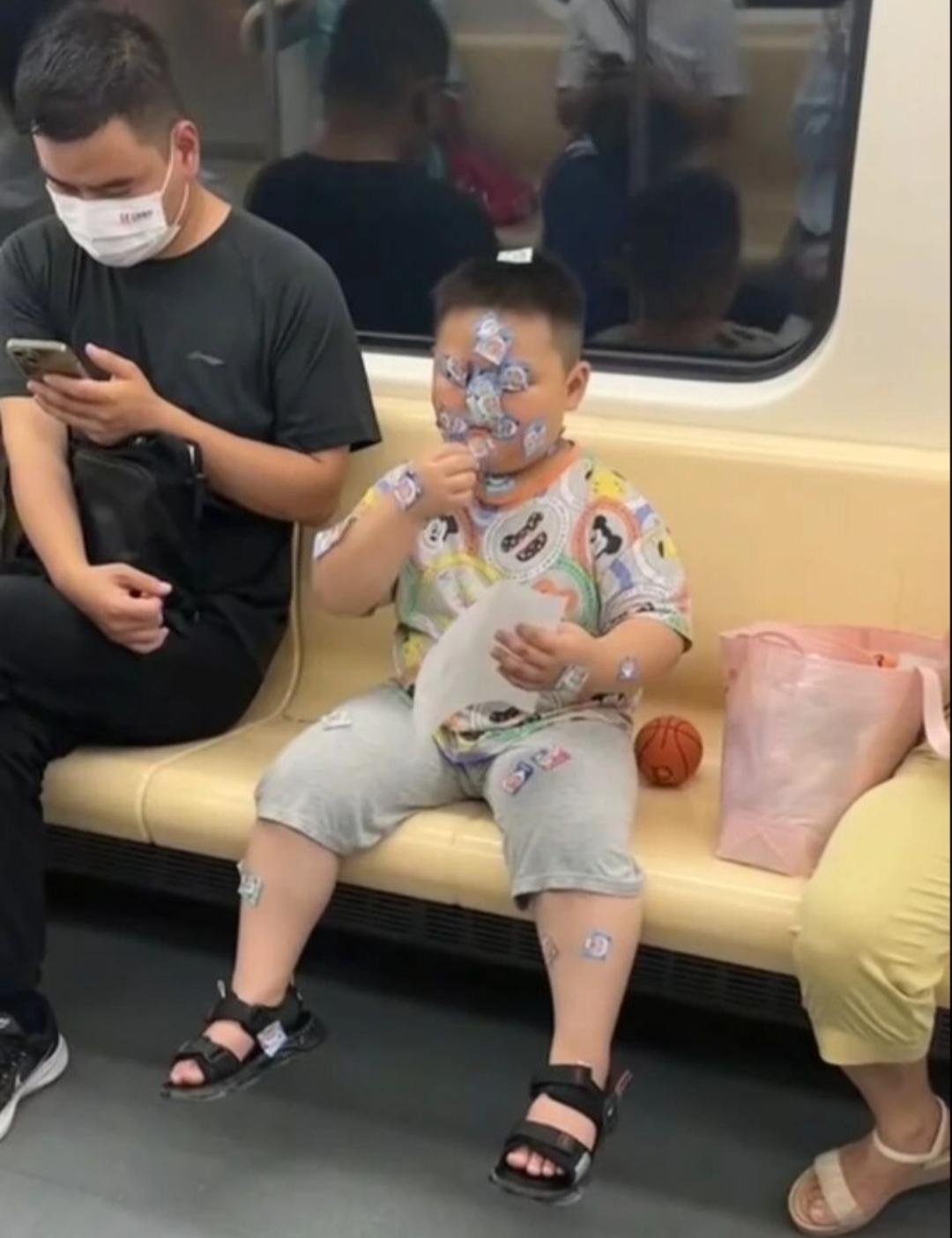 这孩子太好玩了，这样算不算有家教？
至少没有到处乱贴，都整自己身上了！