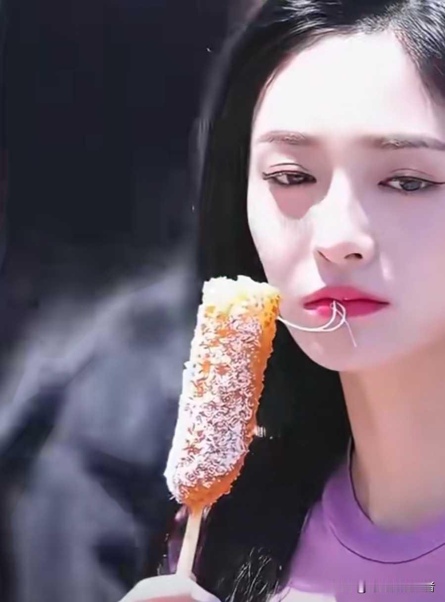 不羡慕周洁琼的美貌，羡慕她手里的芝士棒，好多芝士真的拉丝。
周洁琼靠着吃芝士棒这