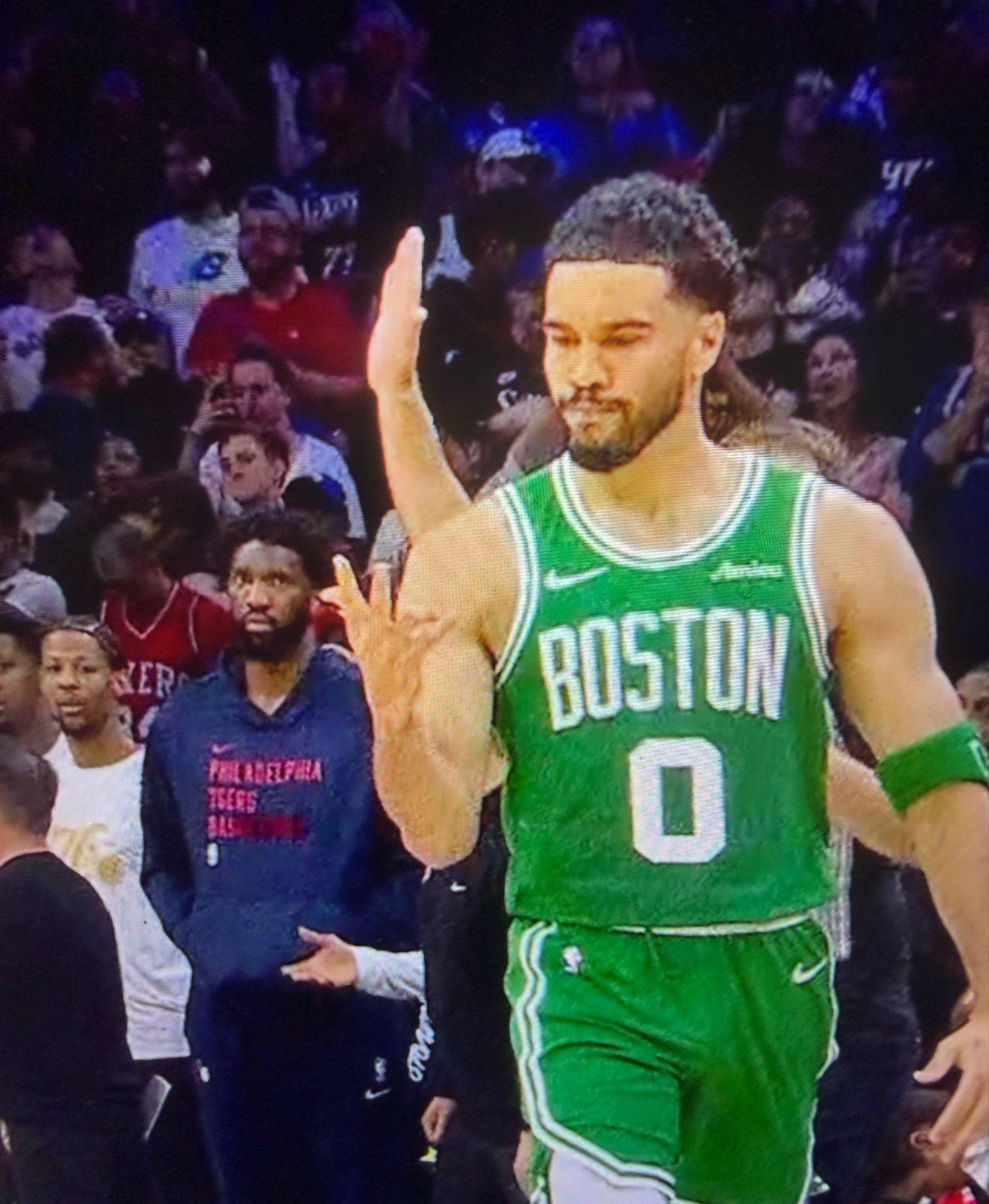 这一刻，也许9LNB想起了那些被JT支配的夜晚。 