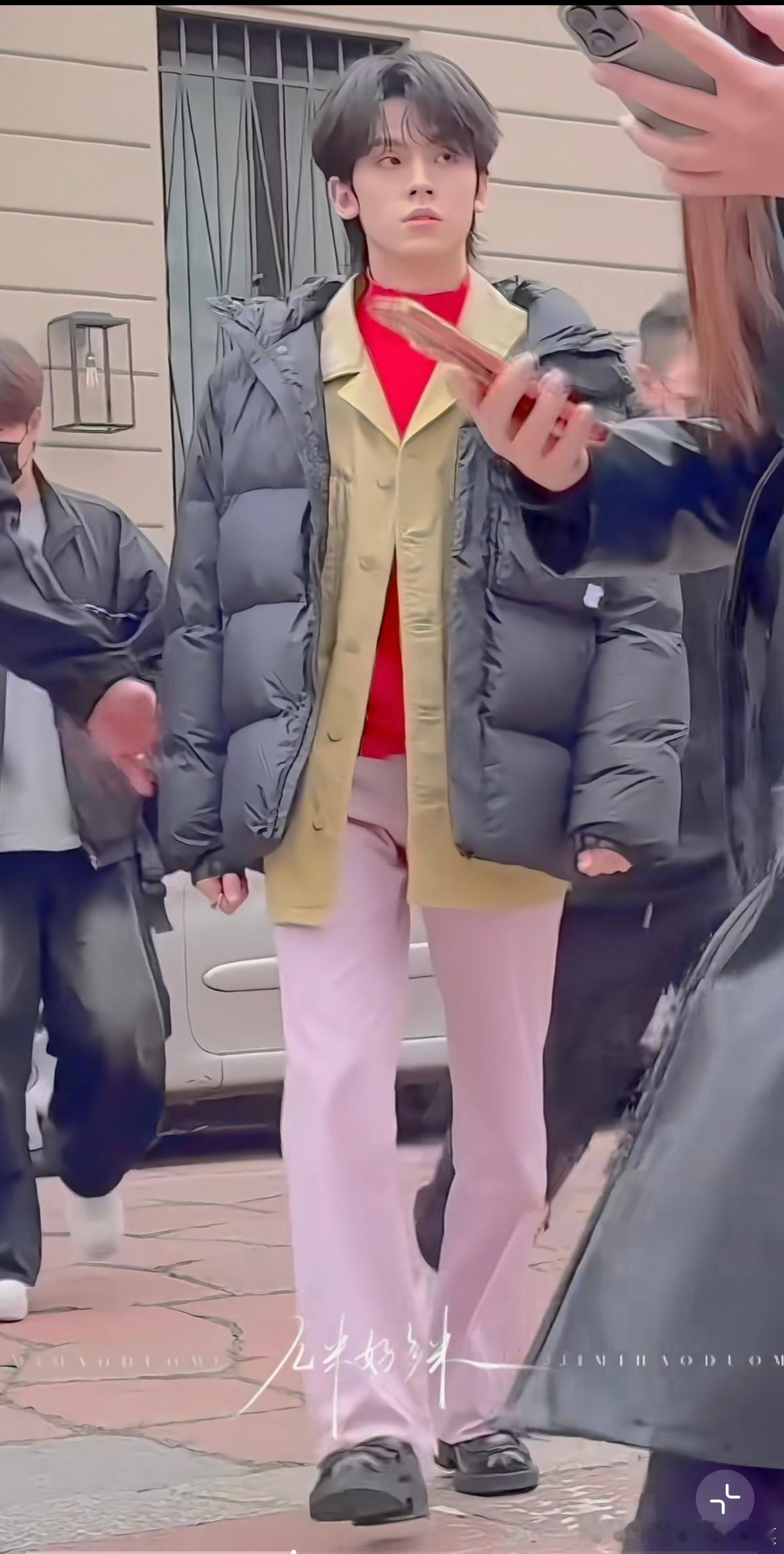 左航这套Prada很有色彩了 