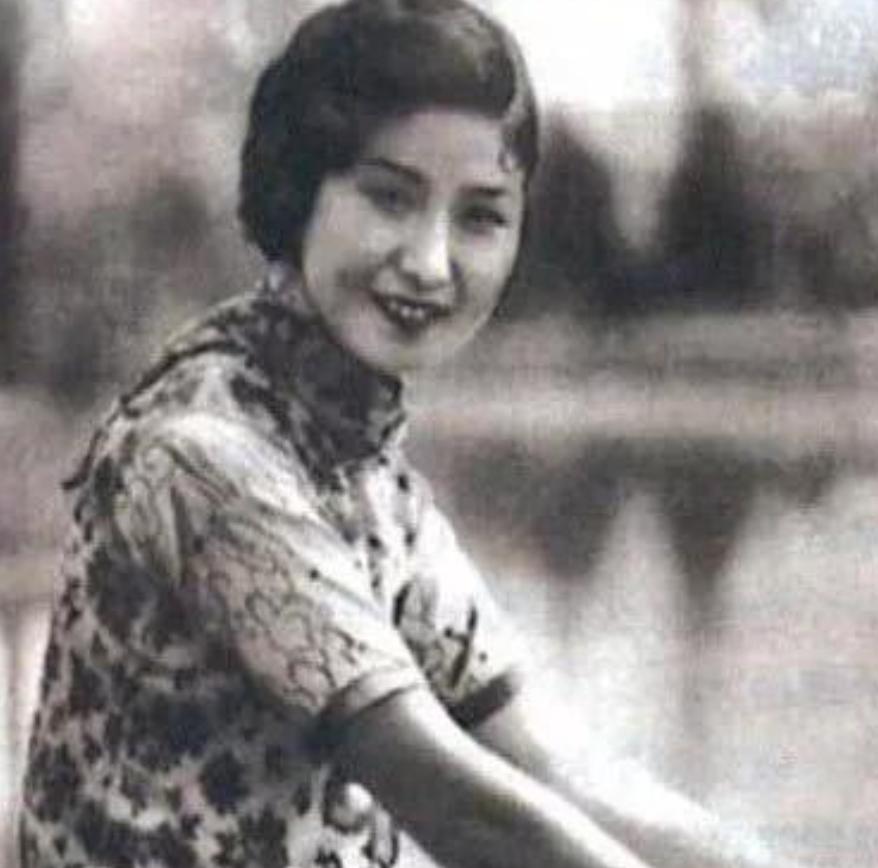 1940年深夜，民国大美女郑苹如，被秘密押到荒郊旷地执行枪决。特务垂涎她的美色，