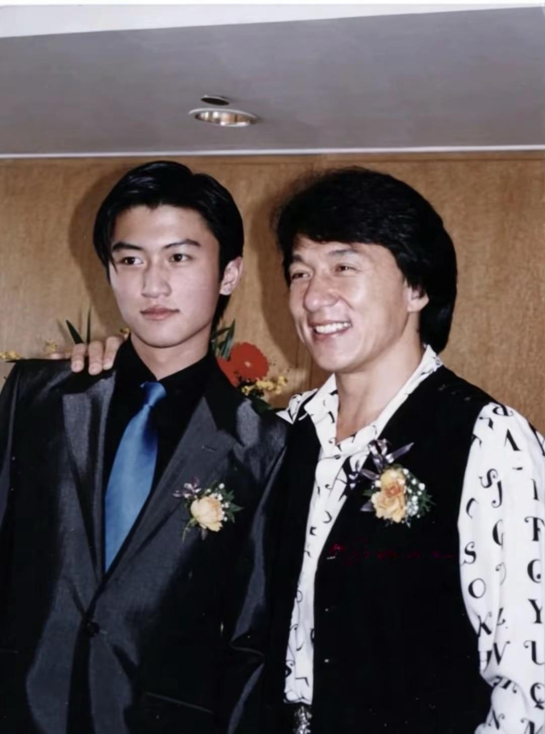 1996年，谢霆锋出道那一年，他与成龙大哥的一张合影。

当时，谢霆锋16岁，还