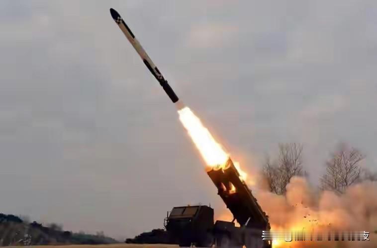 导弹精准落在日本海，高市早苗派熟人赴俄，想找普京“说说情”?