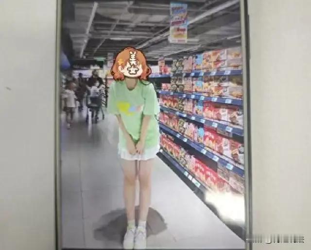 **他爱了两年的“校花女友”，最后在派出所摘下假发，露出寸头。**

上海32岁