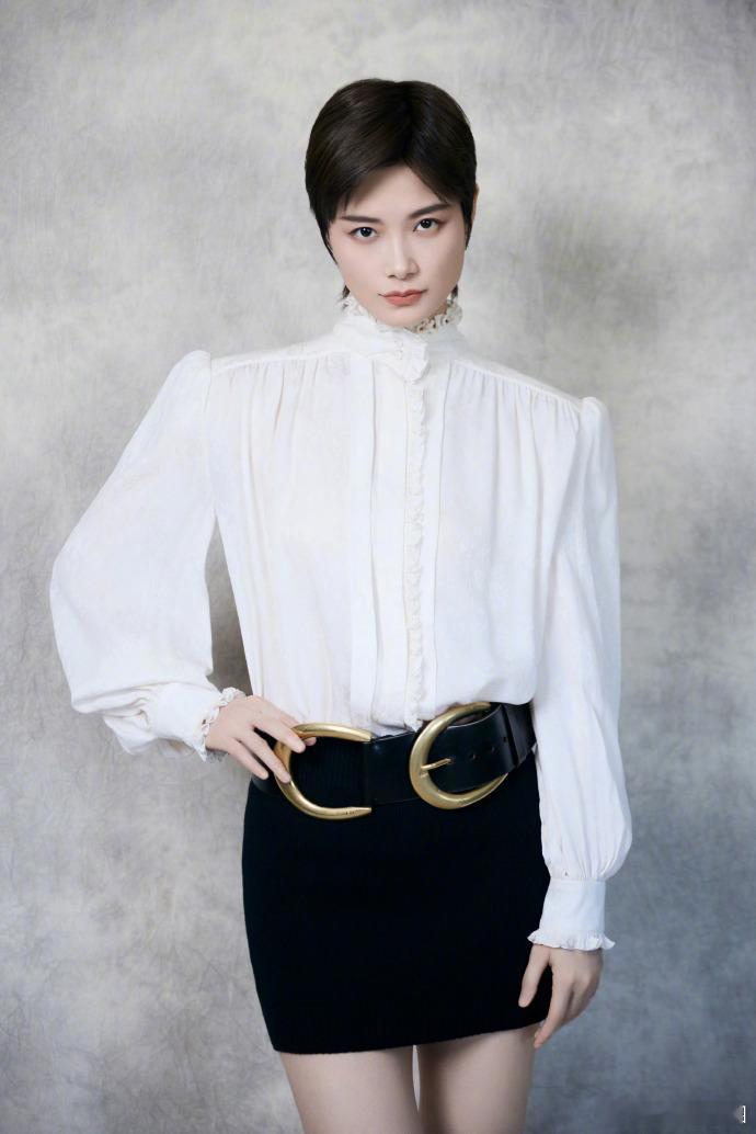 李宇春说感应不到辛芷蕾的钥匙 本以为是高冷姐姐出行，结果李宇春被车钥匙难住，高声