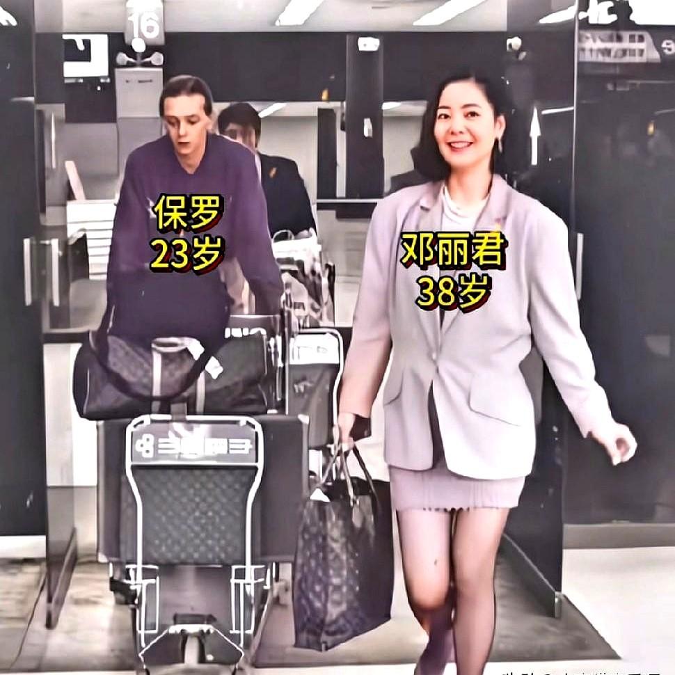 看到那张照片，人一下被定住了。
1991年，成田机场，38岁的邓丽君，从巴黎飞到
