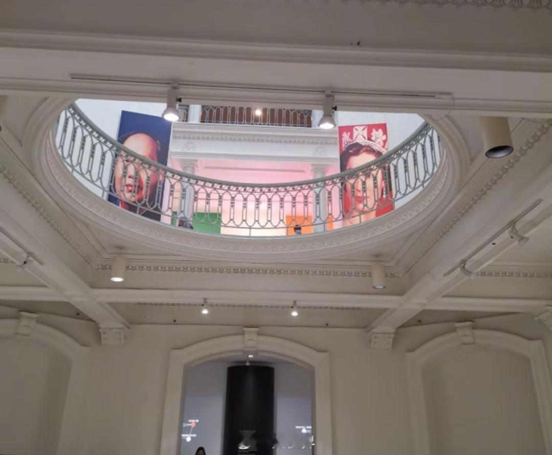 十年前刷到过温哥华有家餐馆，迎面就是教员画像，还陈列着Mao选五卷。刚才刷到一个