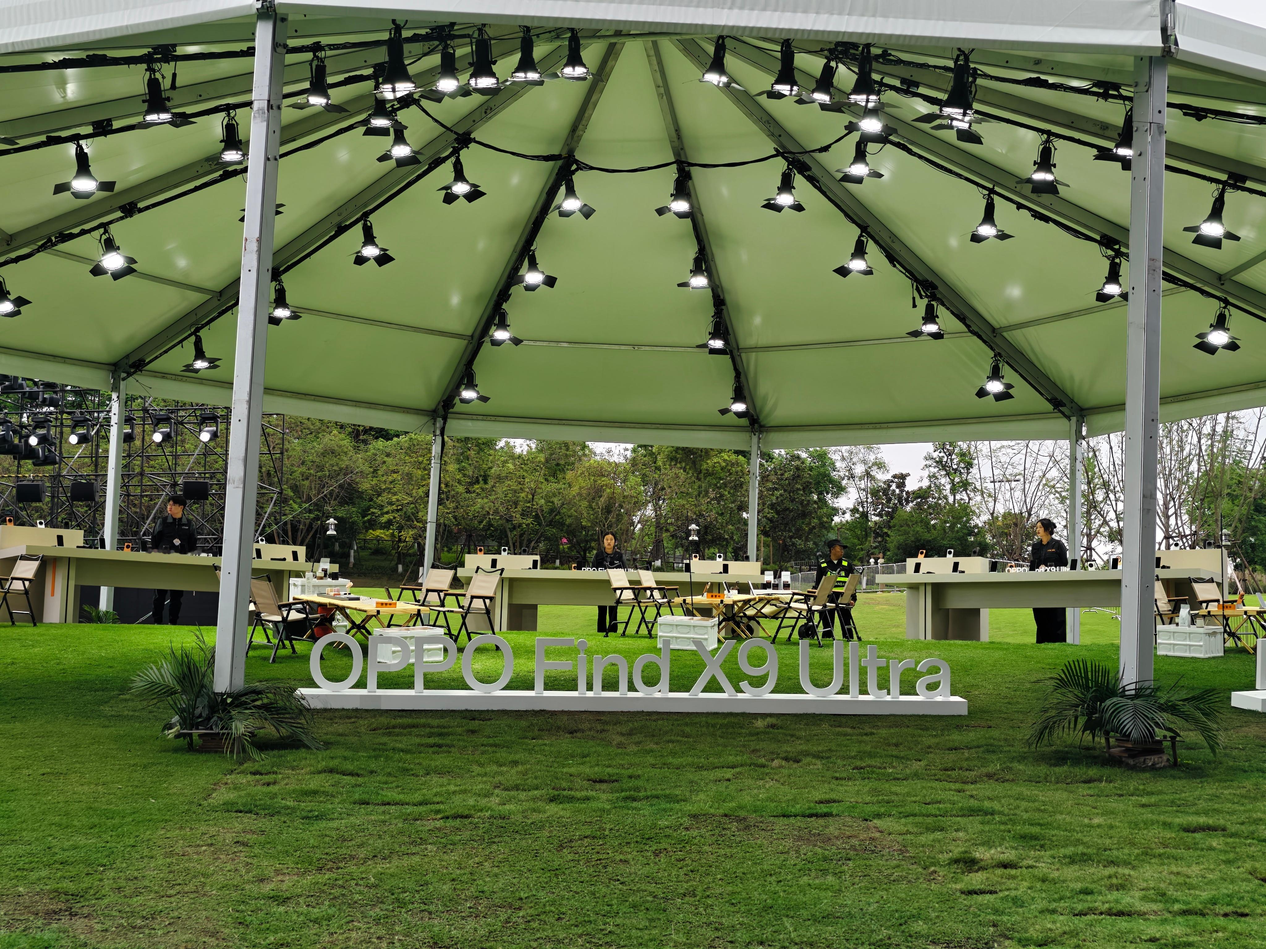 到OPPO x 哈苏影像新品发布会现场了，该说不说这次的现场布置很有氛围感，哈苏