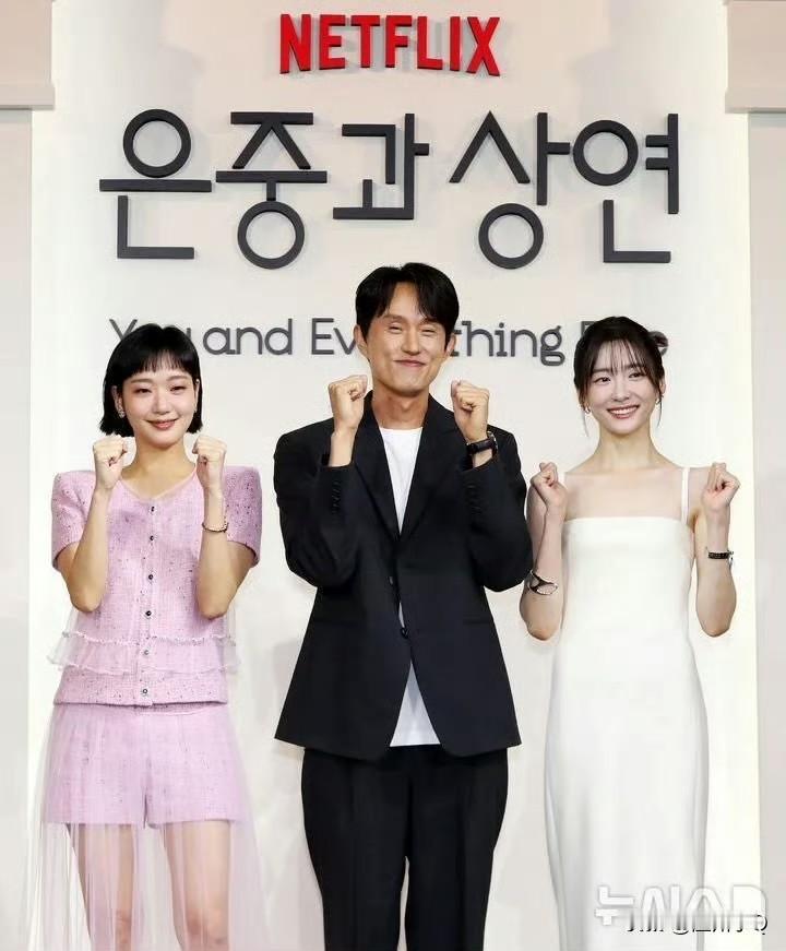 我估计李荣浩看到这位韩国导演后，他的自信感肯定倍增，真的很难找到比李荣浩眼睛更小