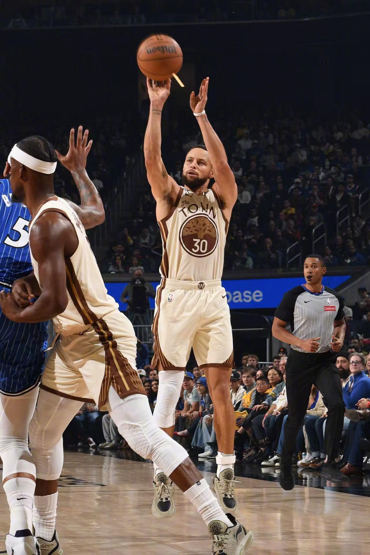 NBA赛场，勇士主场120-97大胜魔术，终结连败。库里全场砍下26分6助攻3篮