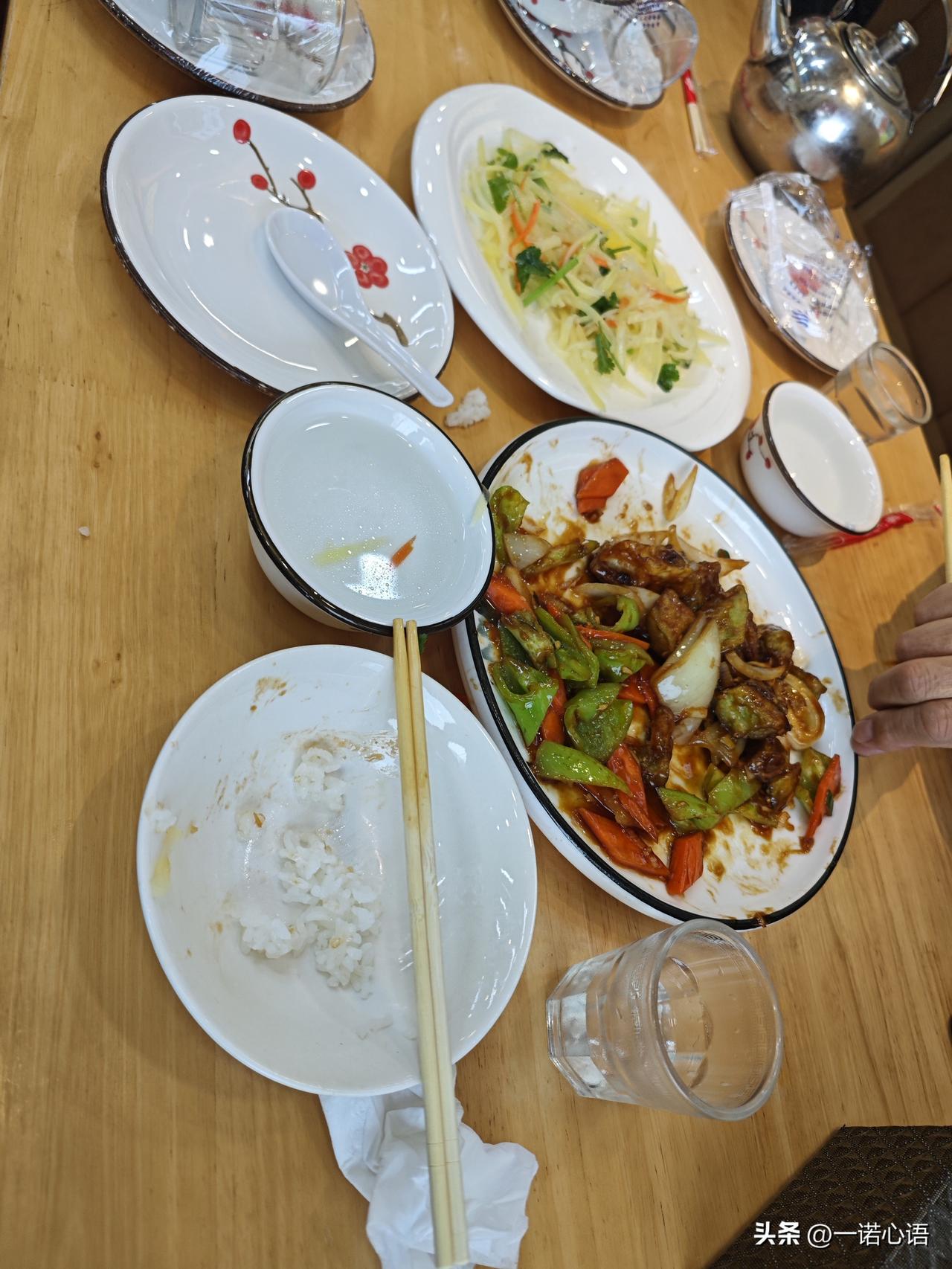 按说，开饭店的，做的菜应该很好吃。可吃了好几家饭店，没有一家合口味的。
就是光刺