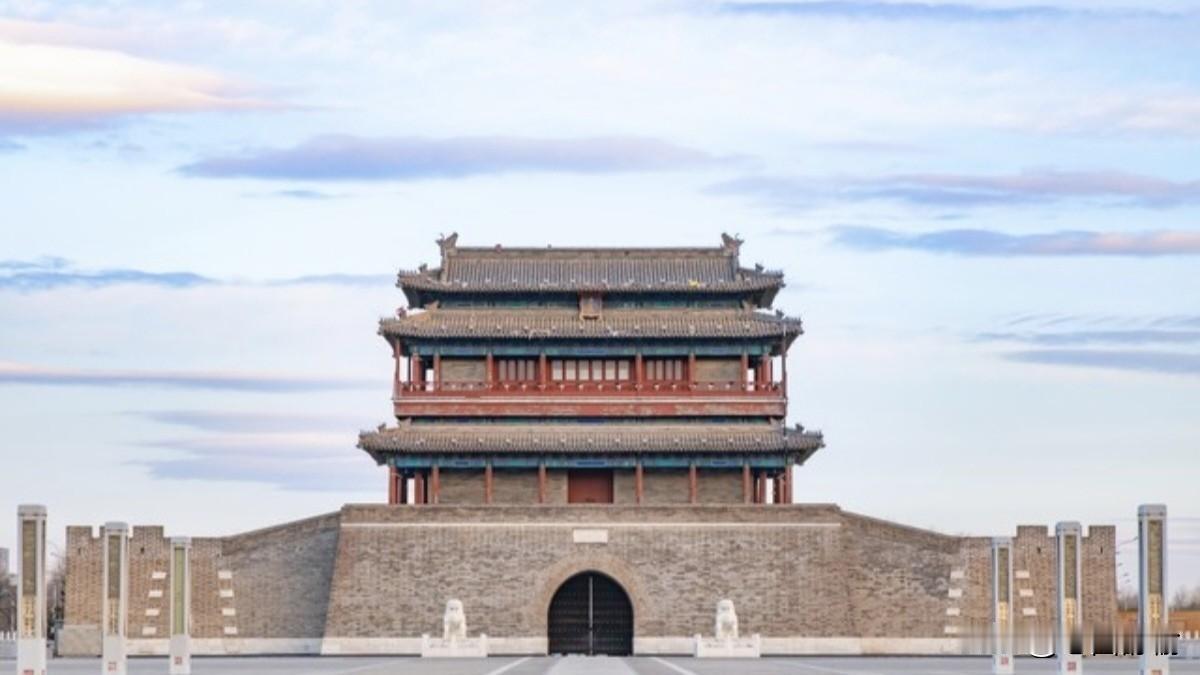 清晨六点的北宫门，雪粒簌簌飘落，佛香阁的琉璃瓦泛着珍珠白，昆明湖如揉皱的银缎。漫