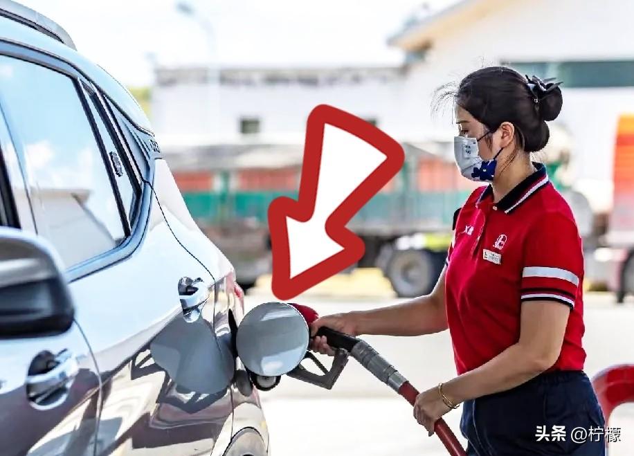 油价上涨，
最难过的人出现了，
不是加油站员工，不是排队加油的车主，而是卖油车的