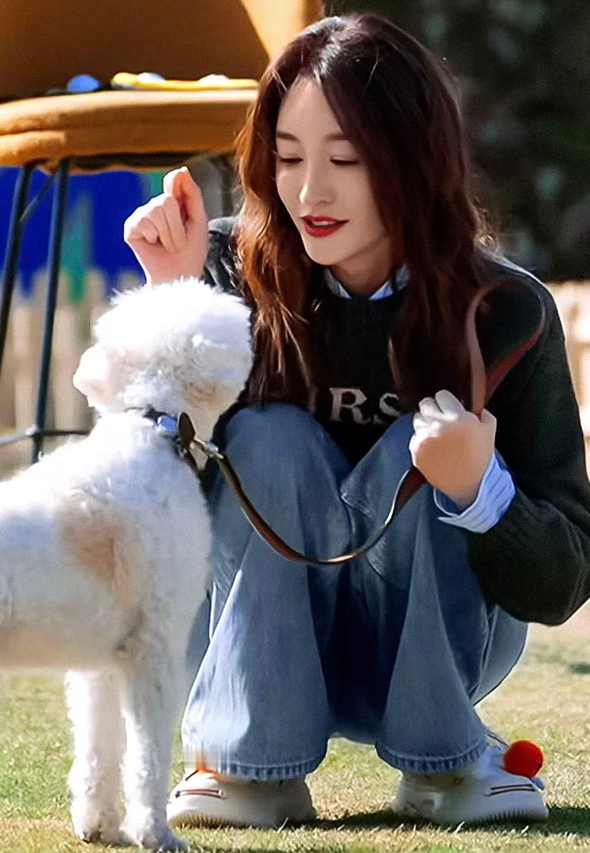我宣布，李小冉和京东JOY这对CP我嗑了！姐姐爱犬和小白狗的奇妙缘分真的是双向奔