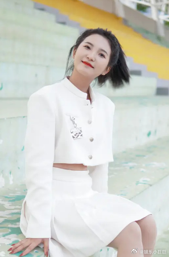 谢娜终于理解了贾玲的苦，原来综艺咖挣钱也会被人嫉妒 明明都是靠给全国观众带来欢乐