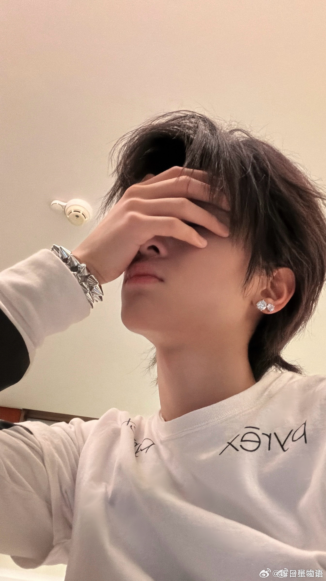 张峻豪相册里全是自拍 解锁QQ音乐超级巅峰之夜 张峻豪的独家小烦恼！艺人身份带来