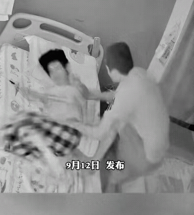 网友吵翻了:女子七年前患上渐冻症，生活渐渐不能自理，丈夫不离不弃的照顾。这天凌晨
