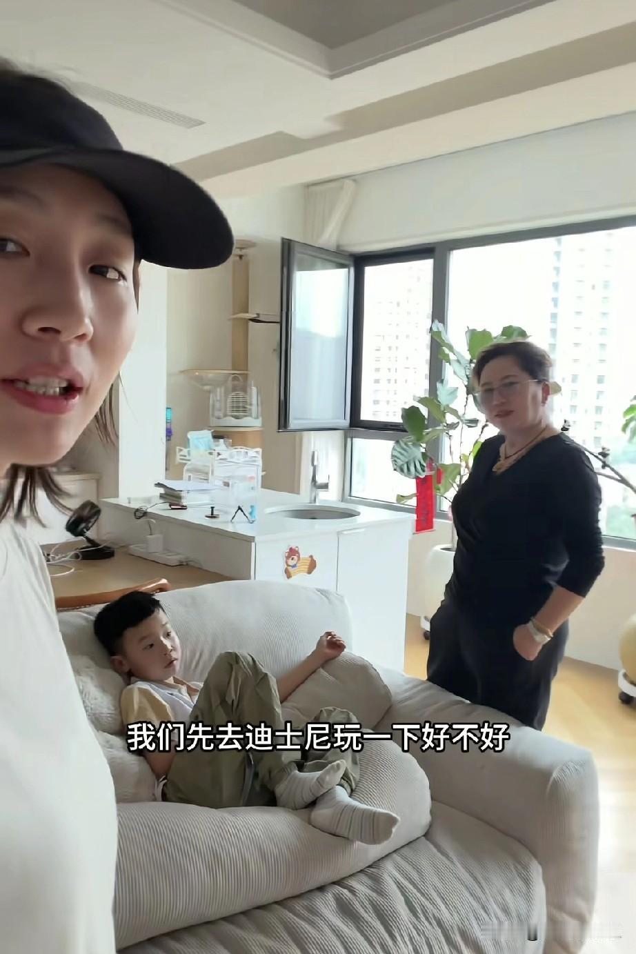 秋天妈妈彻底放弃了孩子的学习，
前脚放假，后脚就出发玩去了，
这一下视频素材来了