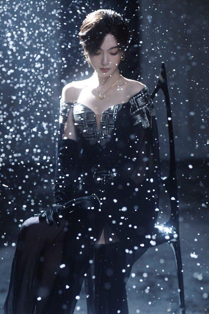 唐嫣 浮光落雪  唐嫣的美，如同雪花般纯洁，又如同光影般绚烂。黑色短裙的她，在浮