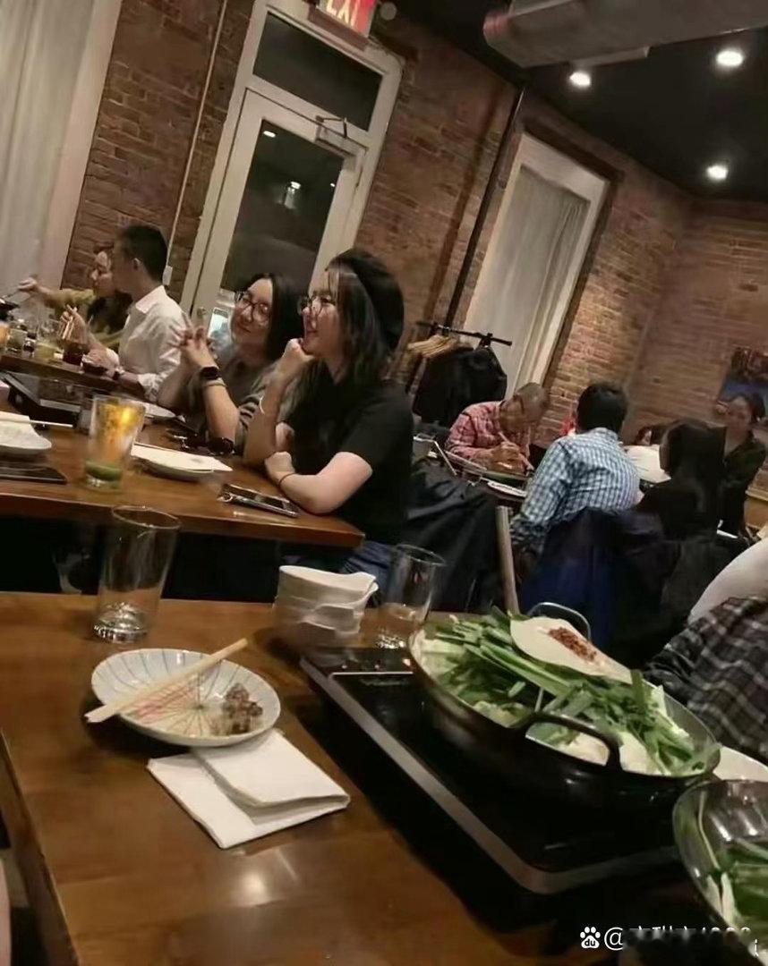 路人原相机抓拍刘亦菲，无滤镜依旧颜值在线，气质依旧出众。 