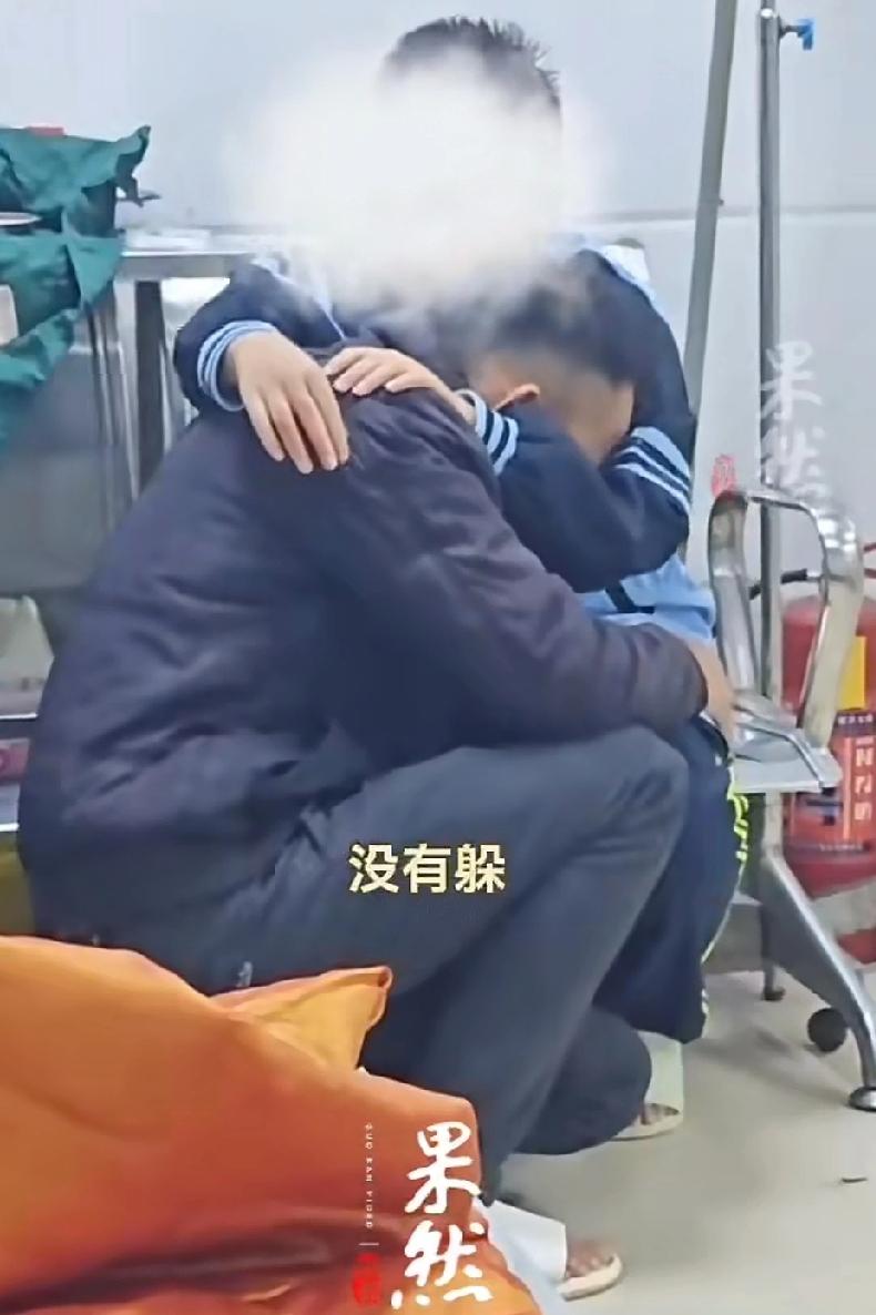 儿子考试考了十分，被爸爸扔椅子砸破了头，抱到医院后爸爸逛扇自己，儿子把浑身颤抖的